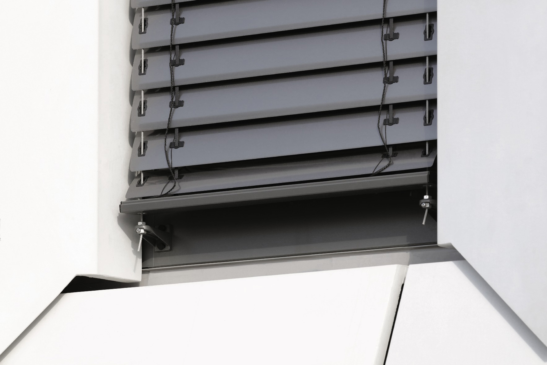 Raffstore mit Flachlamellen und Seilführung