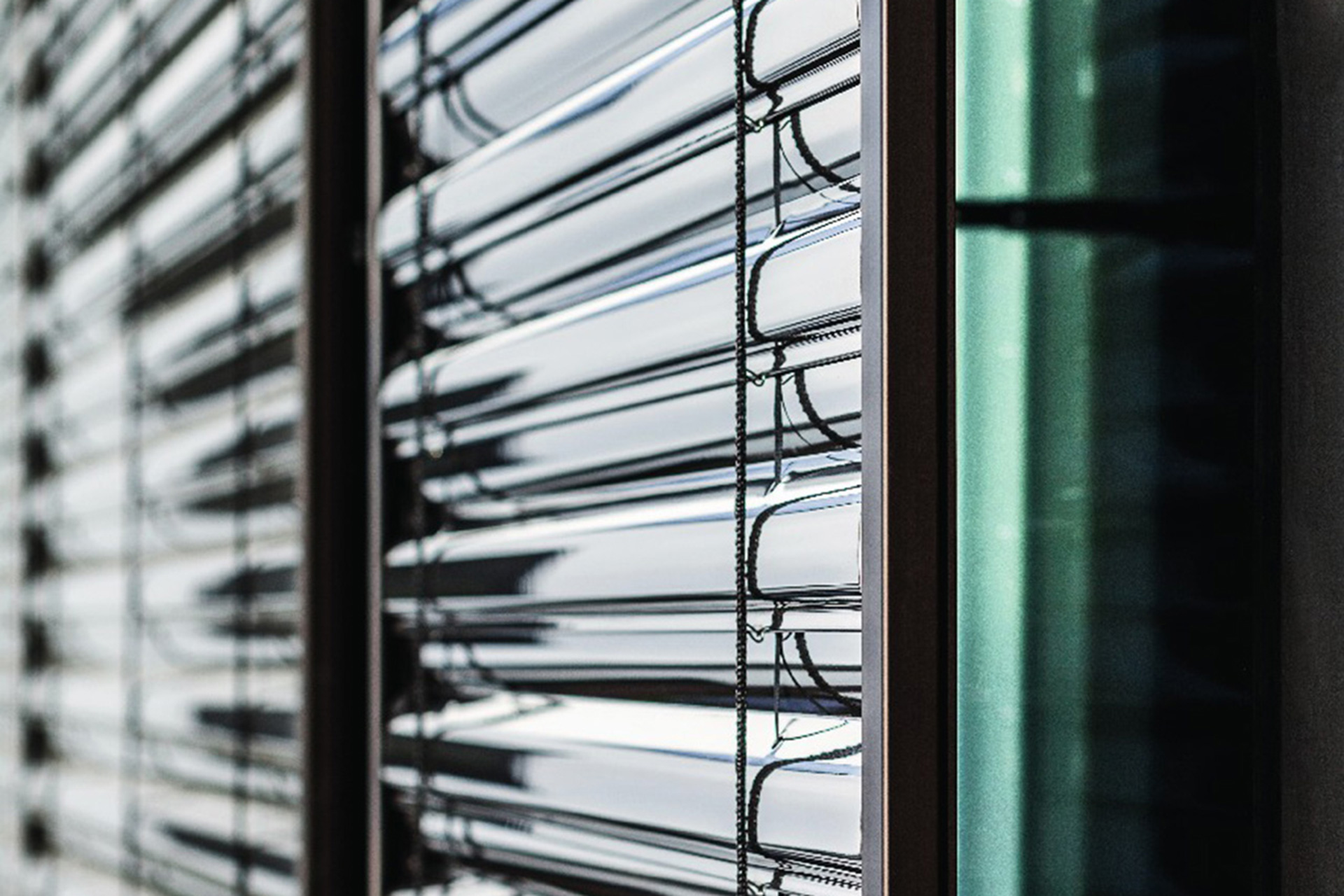 Raffstore mit Z-Lamellen