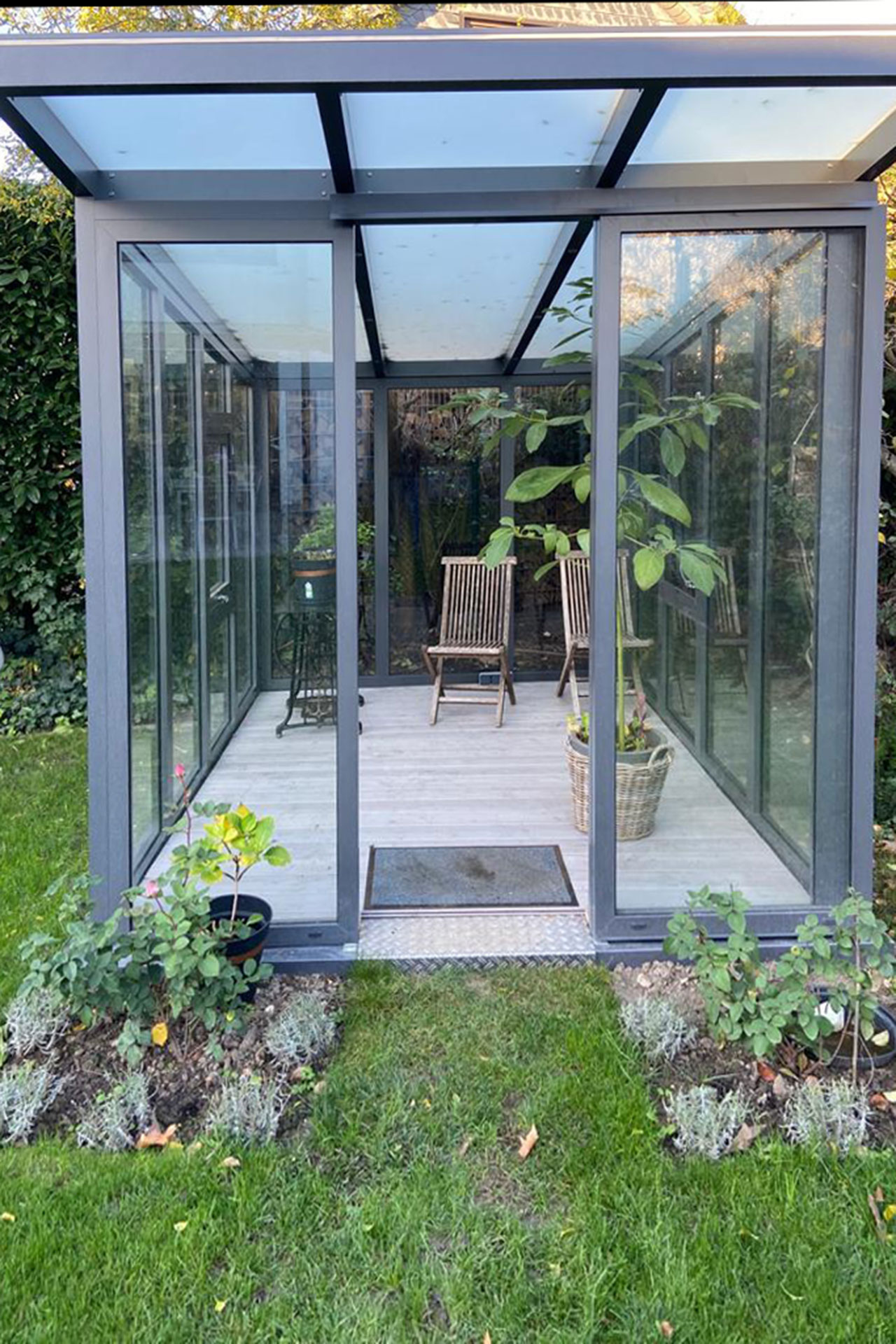 Gewächshaus aus Metall und Glas